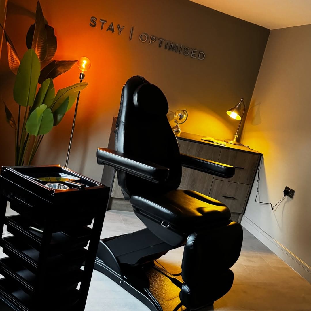 The treatment chair and STAY OPTIMISED wall